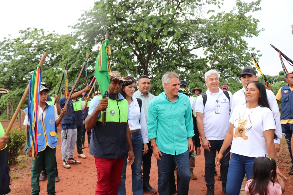 Gobernador de Antioquia entregó un restaurante escolar y dos instituciones educativas indigenistas en el Bajo Cauca