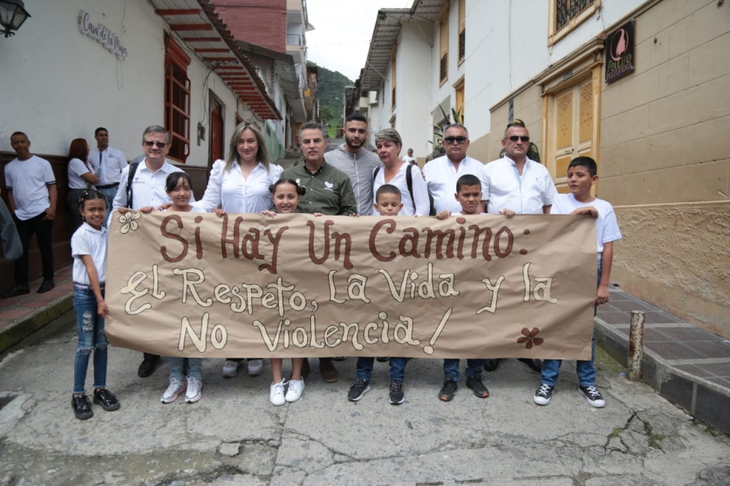 En solidaridad con los familiares de personas desaparecidas, Gobernador de Antioquia participó en movilización ciudadana en San Andrés de Cuerquia