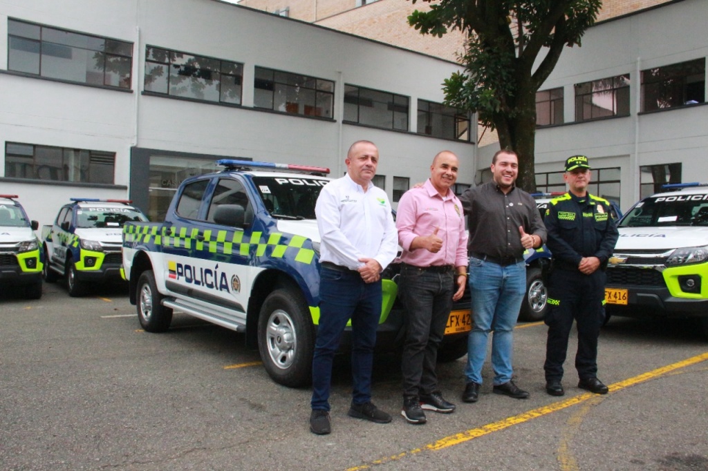 Gobernación de Antioquia entregó 45 camionetas para que “Unidos fortalezcamos las capacidades de movilidad para la seguridad y justicia”