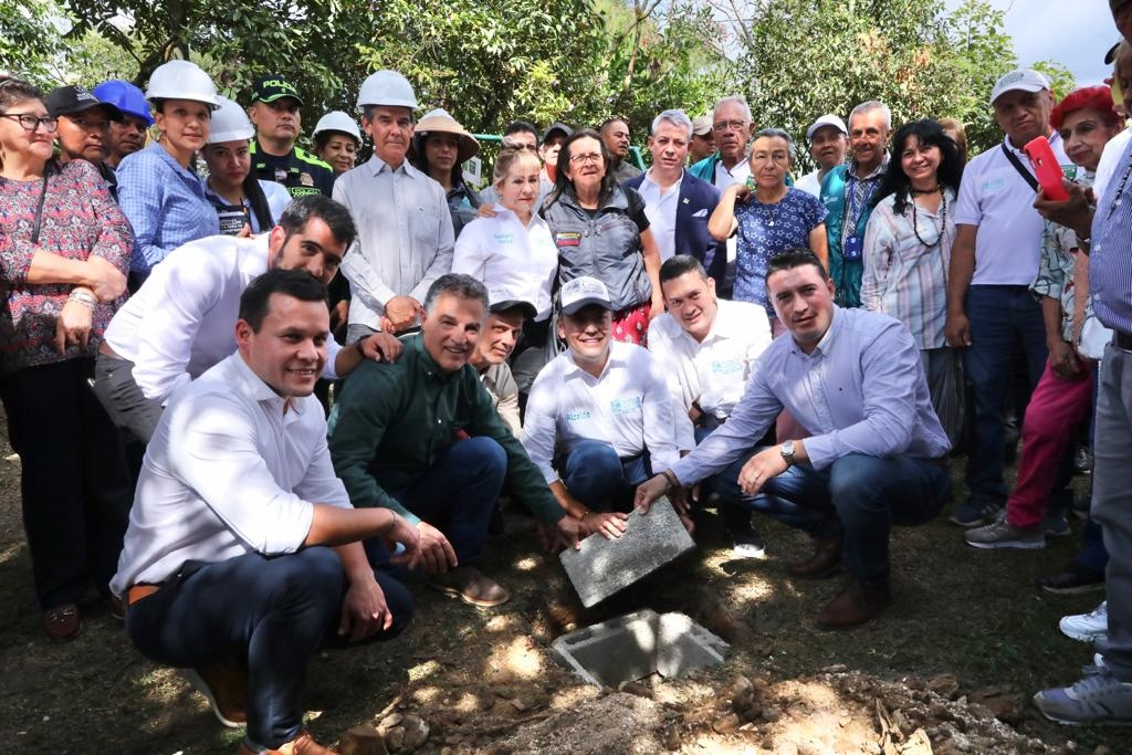 Gobernador de Antioquia puso la primera piedra de Parques del Río en Caldas