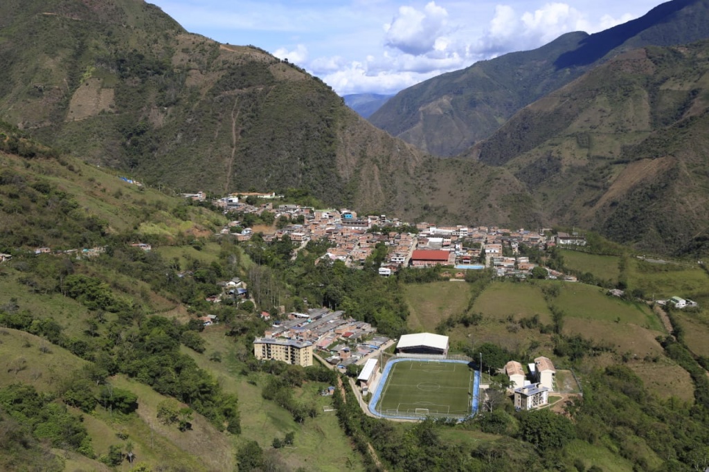 ¡Día histórico para Peque!: Gobernación de Antioquia hace entrega de los estudios para pavimentación de los 63 kilómetros de vía hasta su cabecera