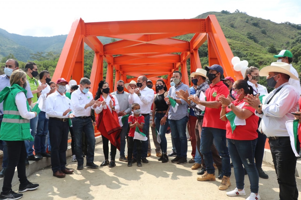 Dos nuevos puentes para beneficio de comunidades rurales fueron entregados este sábado por la Gobernación de Antioquia en Betulia y Jardín