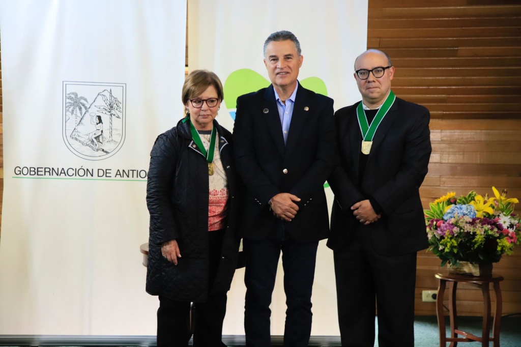 Los escritores Piedad Bonnett y Ricardo Silva recibieron la Medalla de Antioquia, categoría oro, por el Gobernador Aníbal Gaviria Correa