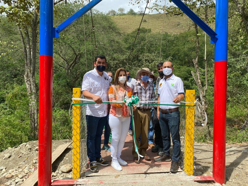 Comunidad del corregimiento La Angelina en Buriticá celebra la entrega de un nuevo puente peatonal gracias al programa Caminos para la Vida