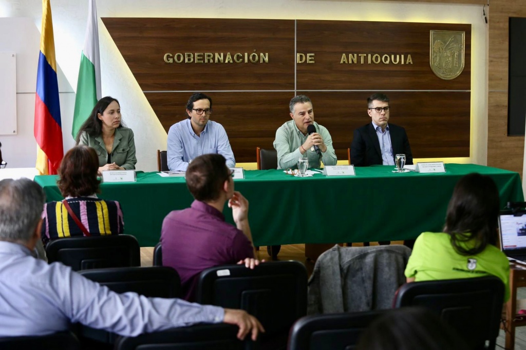 El Gobernador de Antioquia hizo denuncia pública sobre la presencia de grupos armados en centros poblados e instituciones educativas rurales del Norte y el Nordeste