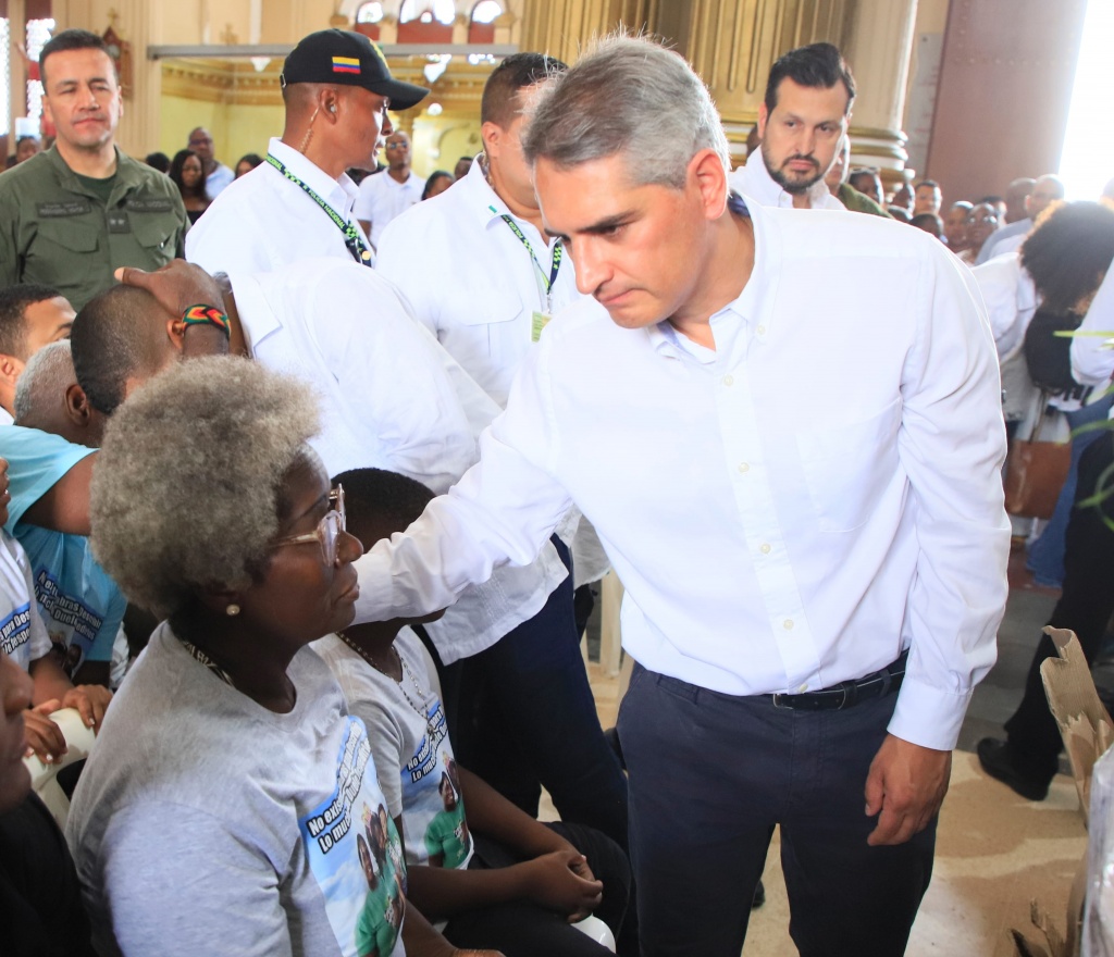 Gobernador Andrés Julián visitó Quibdó y se solidarizó con los familiares de las víctimas que dejó el deslizamiento en la vía Medellín - Chocó