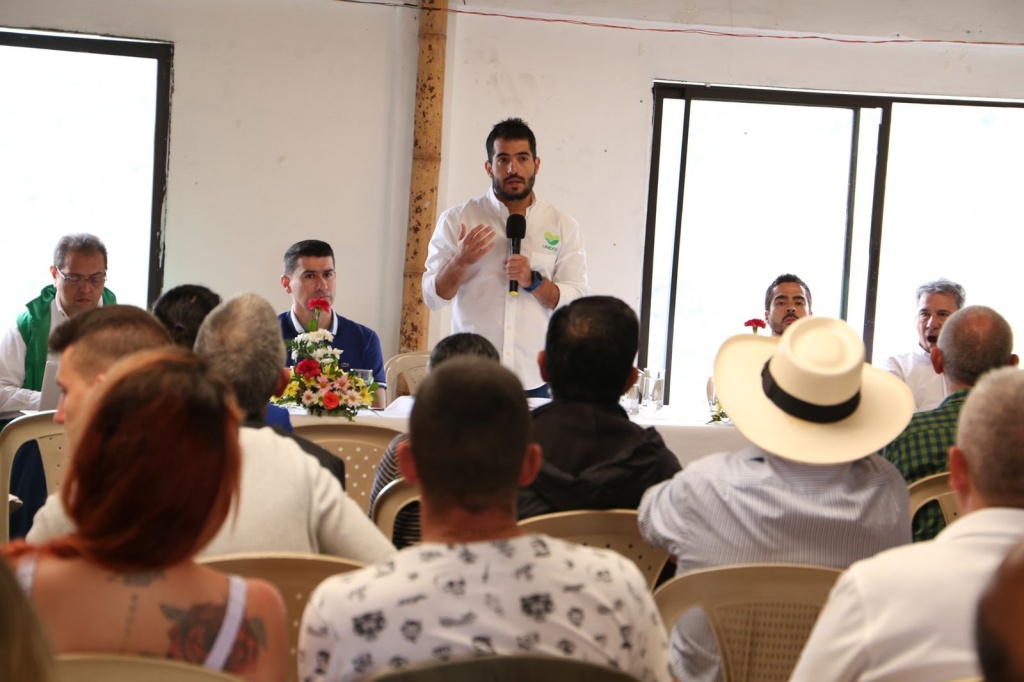 Gobernador (E) de Antioquia se reunió con las comunidades de Santa Bárbara para evaluar el avance de la atención a la crisis generada por el cierre de la vía
