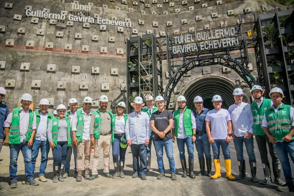 Expresidente Álvaro Uribe Vélez recorrió este jueves obras del Túnel Guillermo Gaviria Echeverri