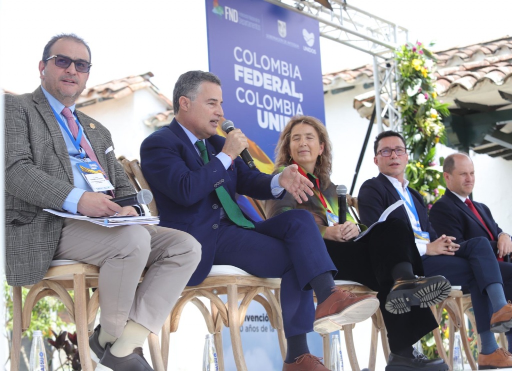 Avanzar en descentralización y mayor autonomía para los territorios, propone el Gobernador de Antioquia Aníbal Gaviria