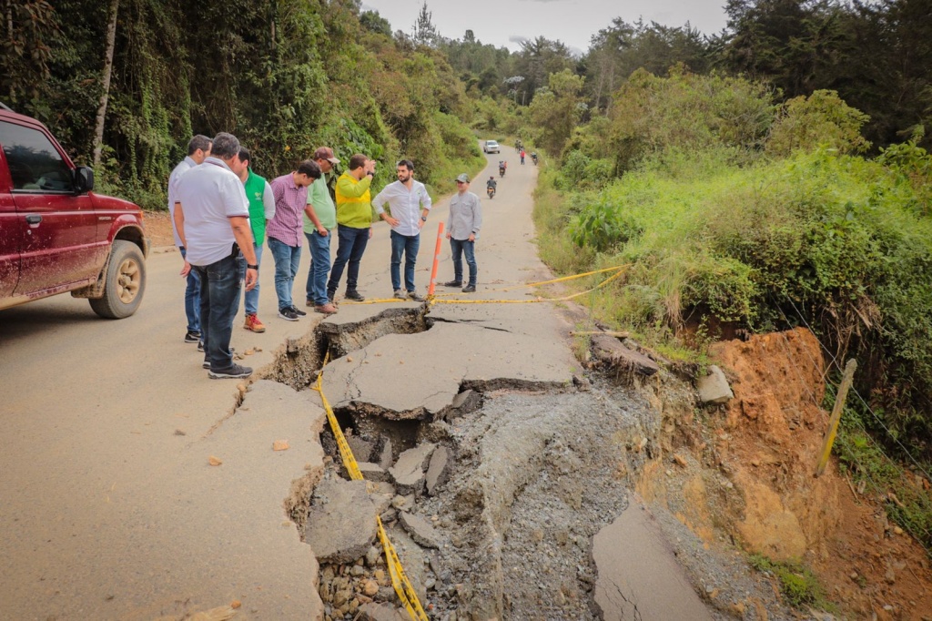 Gobernador (e) de Antioquia recorrió vías y obras del Norte lechero de Antioquia en cumplimiento de la estrategia #UnidosATodaMáquina