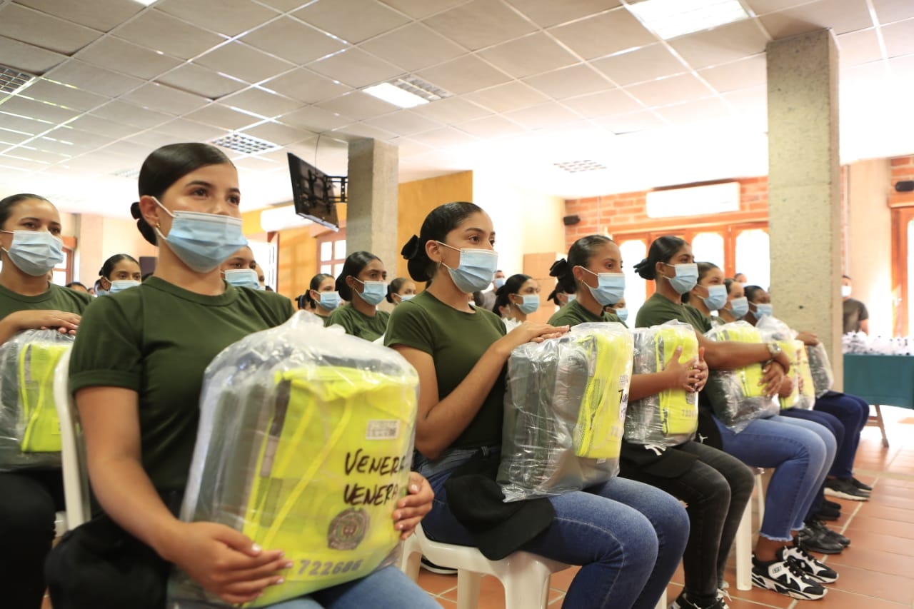 En formación se encuentra el primer contingente de mujeres Auxiliares de Policía, en el departamento de Antioquia