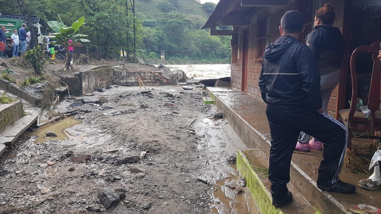 Creciente súbita en Montebello deja de manera preliminar 36 viviendas afectadas y un desaparecido.